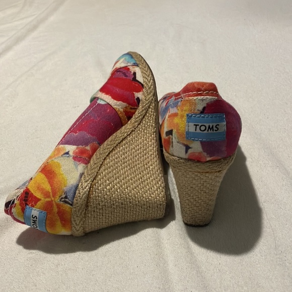 TOMS Floral Wedges - Picture 2 of 2
